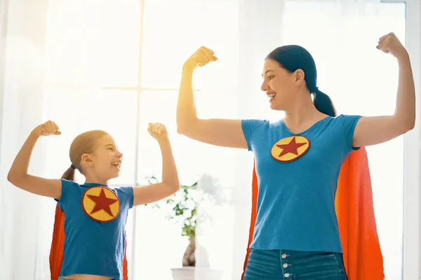 Moeder Haar Kind Spelen Samen Meisje Moeder Superheld Kostuum Mam — Stockfoto