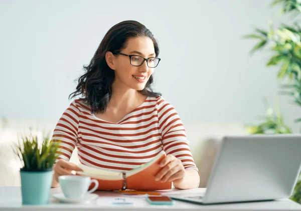 Glücklich Lässige Schöne Frau Die Hause Laptop Arbeitet — Stockfoto