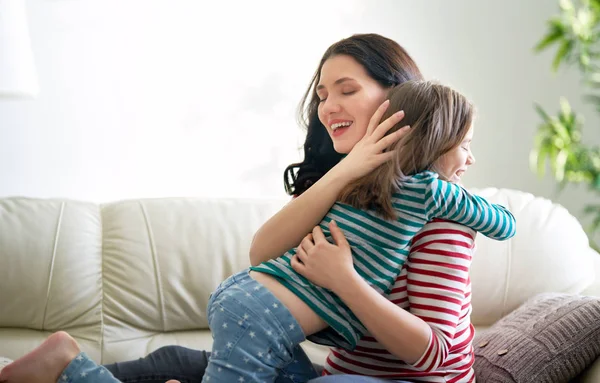 Feliz Día Madre Mamá Hija Niña Están Jugando Sonriendo Abrazándose — Foto de Stock