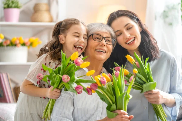 Glücklicher Frauentag Tochter Gratuliert Mama Und Oma Und Schenkt Ihnen — Stockfoto