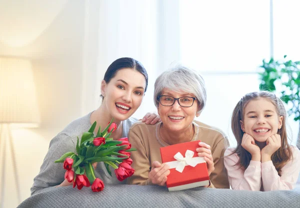 Счастливого Женского Дня Дочь Поздравляет Маму Бабушку Цветами Тюльпанов Бабушка — стоковое фото