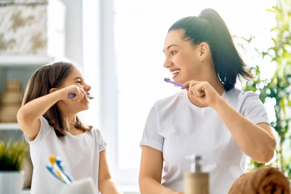 Família Feliz Mãe Filha Criança Menina Estão Escovando Escovas Dentes — Fotografia de Stock