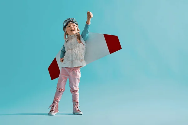 Niña Con Disfraz Astronauta Está Jugando Soñando Con Convertirse Astronauta —  Fotos de Stock