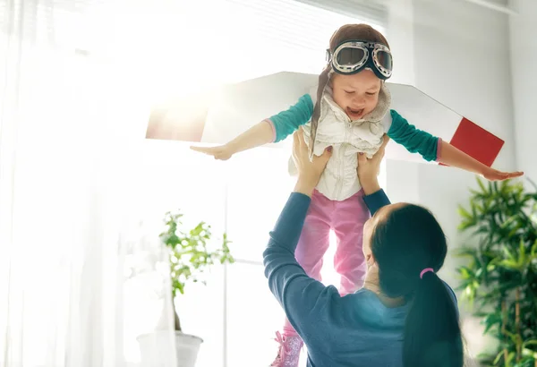 Lycklig Familj Att Kul Hemma Mor Och Hennes Barn Flicka — Stockfoto