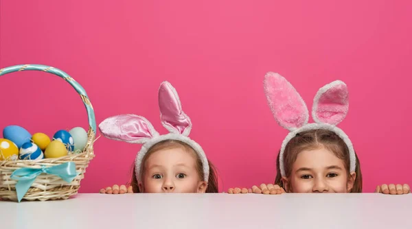 Niedliche Kleine Kinder Mit Hasenohren Ostertag Mädchen Mit Bemalten Eiern — Stockfoto