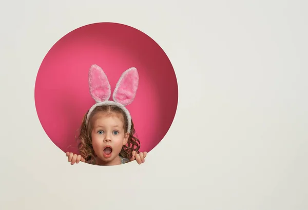 Niedliches Kleines Kind Ostertag Mädchen Auf Rosa Und Weißem Hintergrund — Stockfoto