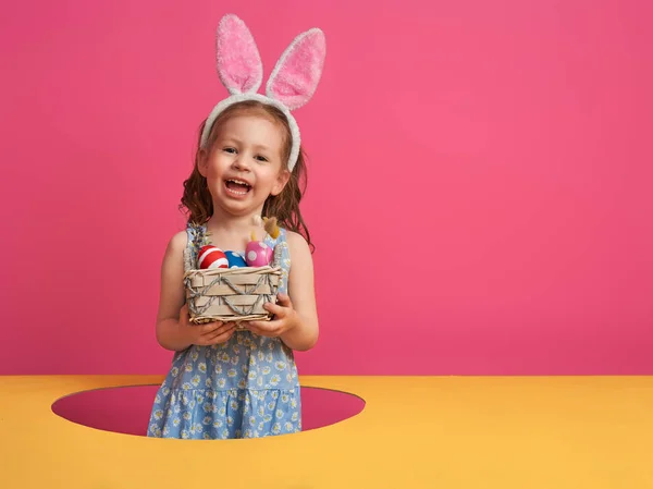 Niedliches Kleines Kind Mit Hasenohren Ostertag Mädchen Mit Bemalten Eiern — Stockfoto