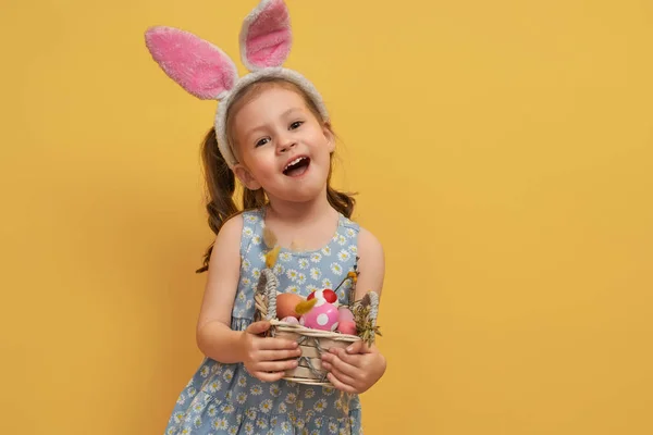 Criança Bonita Usando Orelhas Coelho Dia Páscoa Menina Com Ovos — Fotografia de Stock