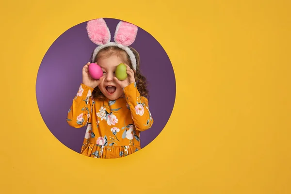 Χαριτωμένο Μικρό Παιδί Φορώντας Bunny Αυτιά Την Ημέρα Του Πάσχα — Φωτογραφία Αρχείου