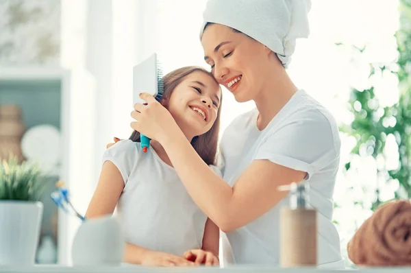 Familia Feliz Madre Hija Niña Están Peinando Pelo Baño — Foto de Stock