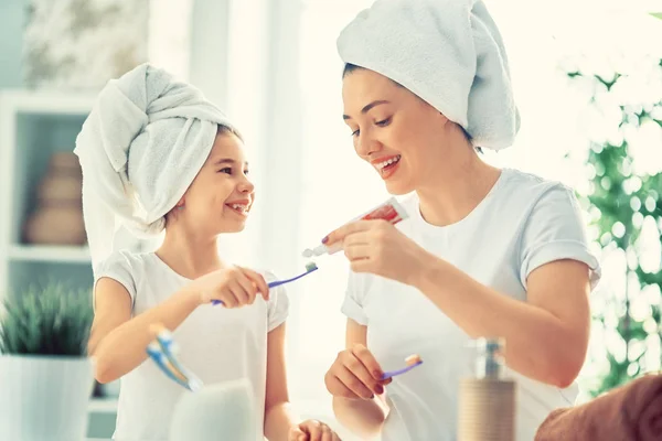 Família Feliz Mãe Filha Criança Menina Estão Escovando Escovas Dentes — Fotografia de Stock