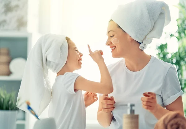 Щаслива Сім Мати Дочка Дівчинка Доглядають Шкірою Ванній — стокове фото