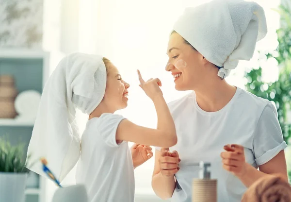 Lycklig Familj Mor Och Dotter Barn Flicka Vårdar Huden Badrummet — Stockfoto