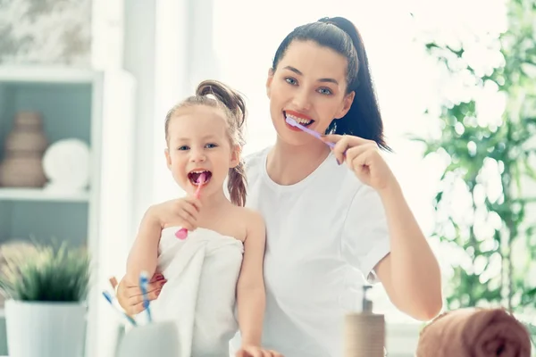 Família Feliz Mãe Filha Criança Menina Estão Escovando Escovas Dentes — Fotografia de Stock
