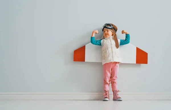 Lilla Barn Flicka Astronaut Kostym Spelar Och Drömmer Att Bli — Stockfoto