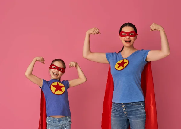 Mutter Und Ihr Kind Spielen Zusammen Mädchen Und Mutter Superheldenkostümen — Stockfoto
