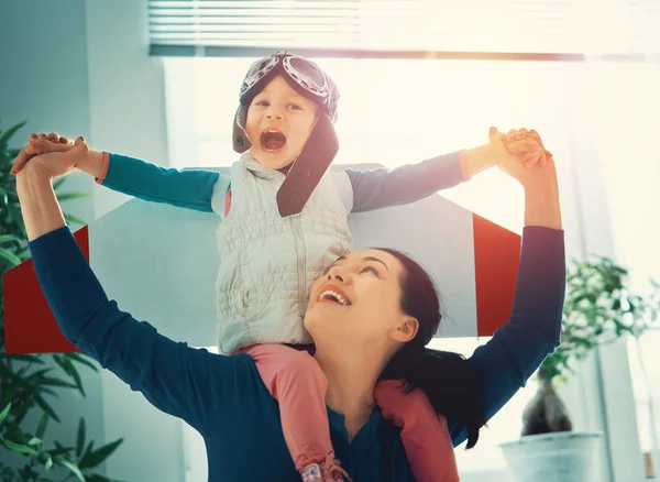Lycklig Familj Att Kul Hemma Mor Och Hennes Barn Flicka — Stockfoto