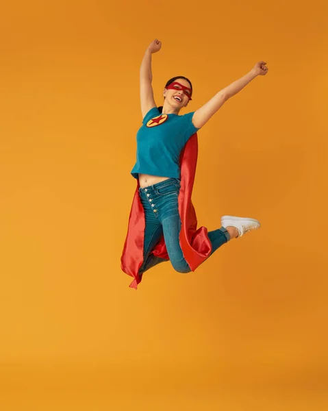 Joven Hermosa Alegre Traje Superhéroe Posando Sobre Fondo Amarillo — Foto de Stock