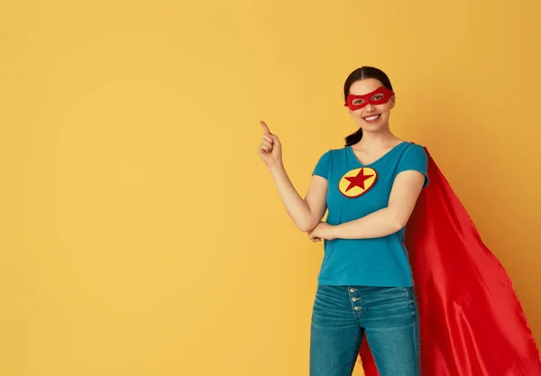 Joven Hermosa Alegre Traje Superhéroe Posando Sobre Fondo Amarillo — Foto de Stock