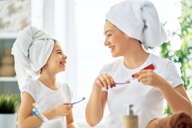 Aile diş fırçalama