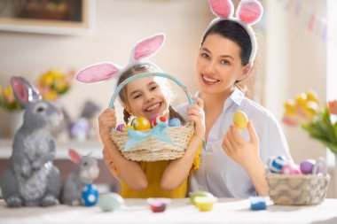 Aile Paskalya için hazırlanıyor