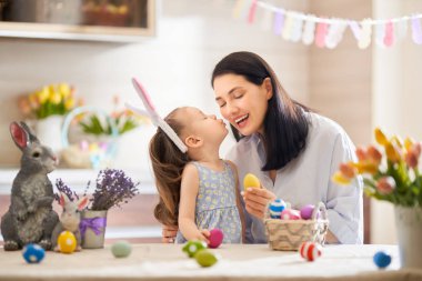 Aile Paskalya için hazırlanıyor