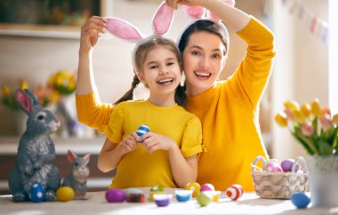 Aile Paskalya için hazırlanıyor