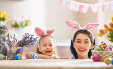 Aile Paskalya için hazırlanıyor