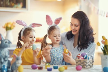 Aile Paskalya için hazırlanıyor