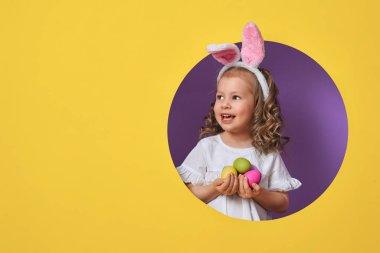 boyalı yumurta ile kız