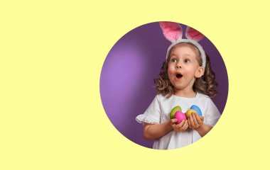 boyalı yumurta ile kız