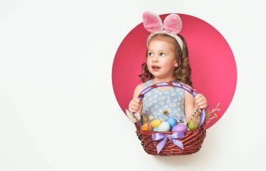 boyalı yumurta ile kız