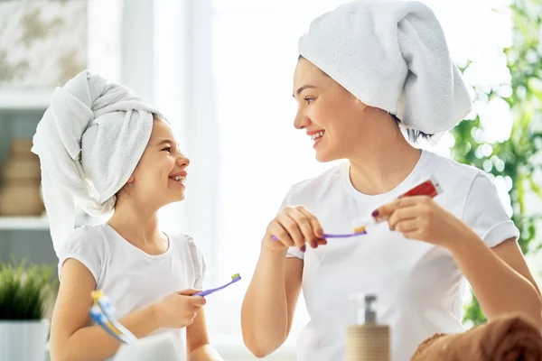 Familia se cepillan los dientes — Foto de Stock