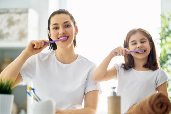 Família estão escovando os dentes — Fotografia de Stock