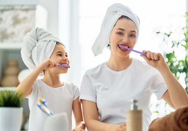 Familia se cepillan los dientes — Foto de Stock