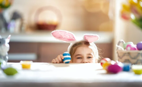 Girl with painted eggs — Stock Photo, Image