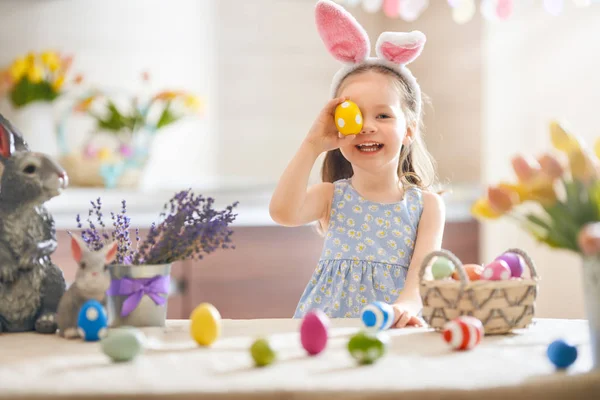 Menina com ovos pintados — Fotografia de Stock