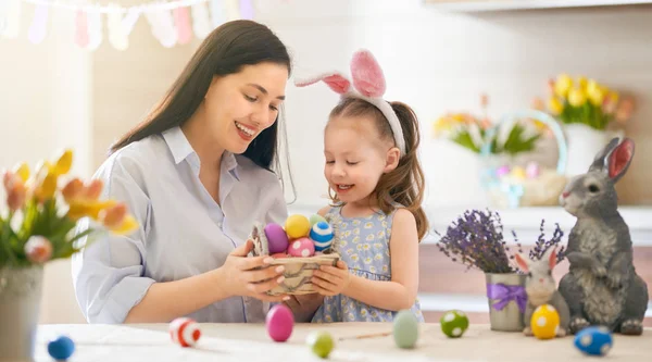 Famiglia in preparazione per Pasqua — Foto Stock