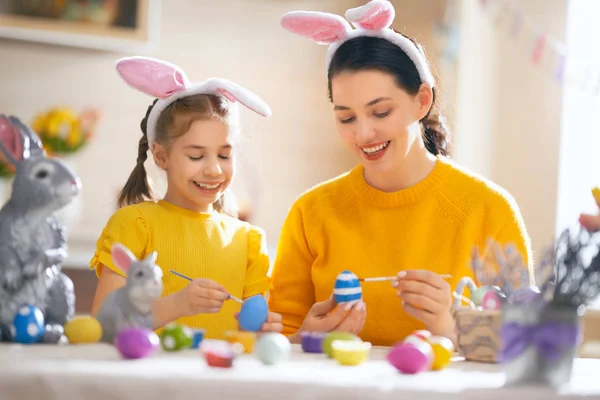 Familie bereitet sich auf Ostern vor — Stockfoto