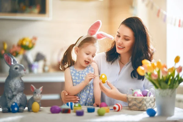 Familie bereitet sich auf Ostern vor — Stockfoto