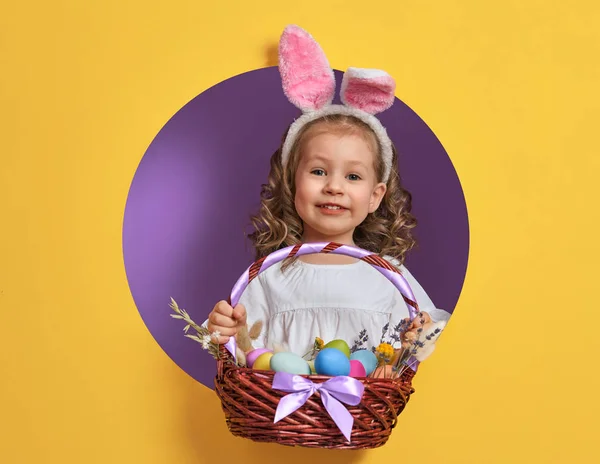 塗装卵を持つ少女 — ストック写真