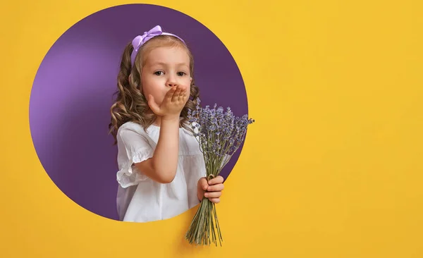 Mädchen mit einem Lavendelstrauß — Stockfoto