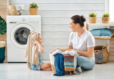 Çamaşırhane yapıyor aile