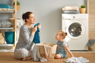 Çamaşırhane yapıyor aile