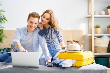 Çift yolculuk için hazırlanıyor