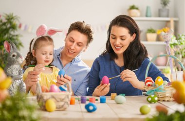 Aile Paskalya için hazırlanıyor