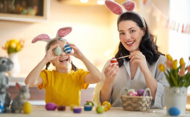 Aile Paskalya için hazırlanıyor