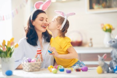 Aile Paskalya için hazırlanıyor