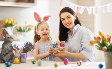 Aile Paskalya için hazırlanıyor