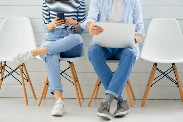 Casal está usando um laptop e smartphone — Fotografia de Stock